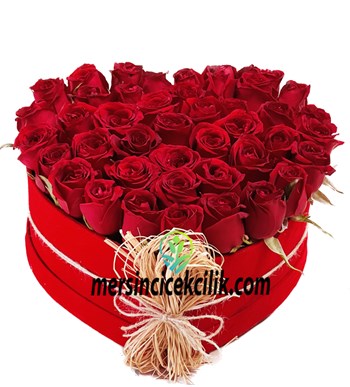Kırmızı Kalpli Kutuda Kırmızı Güller 